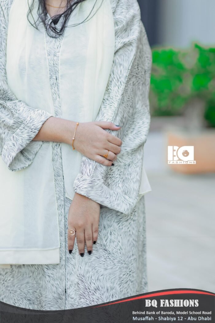 Silver Mist Textured Abaya - Image 4